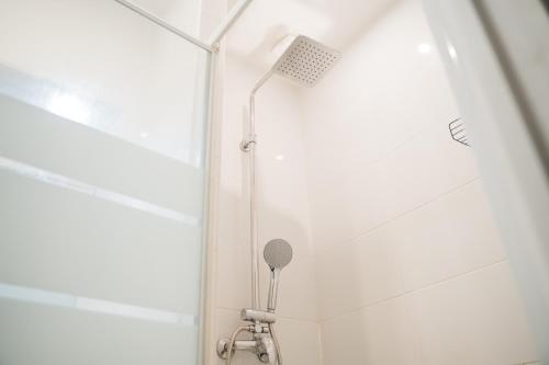 une douche avec pommeau de douche dans une salle de bain dans l'établissement Séjour famille ou pro accès rapide St-Lazare, à Argenteuil