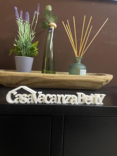 a wooden shelf with plants on top of a cabinet at Casa Vacanza Betty in Partanna