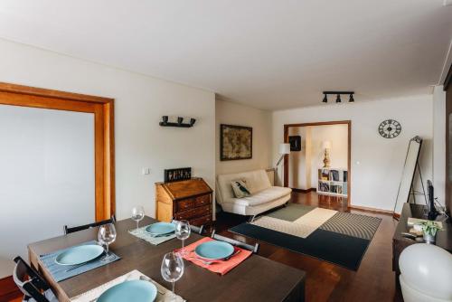 Douro Riverfront 2BR with Private Terrace & Garage