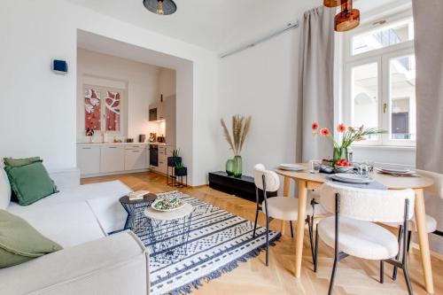 un soggiorno con un divano bianco e un tavolo di Visit Oomph Apartments a Praga