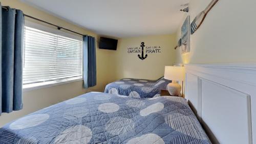 Katil atau katil-katil dalam bilik di Put-in-Bay Poolview Condo #2