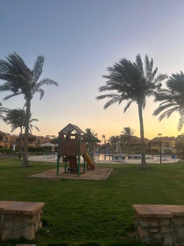 Herní místnost nebo prostor pro děti v ubytování فيلا في ماونتن فيو العين السخنة VIP Villa in Mountain View Sokhna Families Only