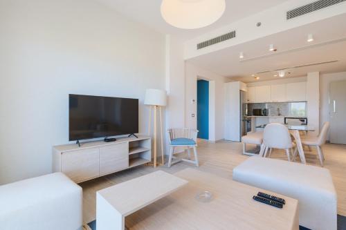 TV a/nebo společenská místnost v ubytování Brassbell l Fouka Bay l Beach Access Included