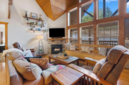 a living room with a couch and a fireplace at Whispering Creek - In the Heart of Ozarks Near Downtown in Reeds Spring