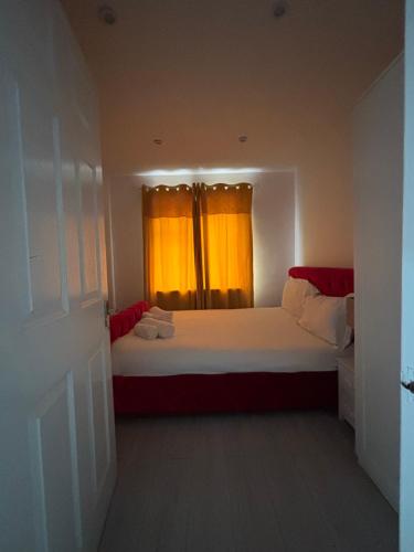 Ένα ή περισσότερα κρεβάτια σε δωμάτιο στο Nicely furnished 2 Bedroom Property Independent with Parking