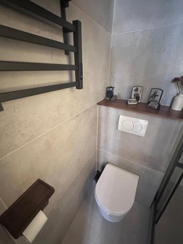 une salle de bain avec des toilettes blanches dans une chambre dans l'établissement City Center, cute cozy Appart, à Paris