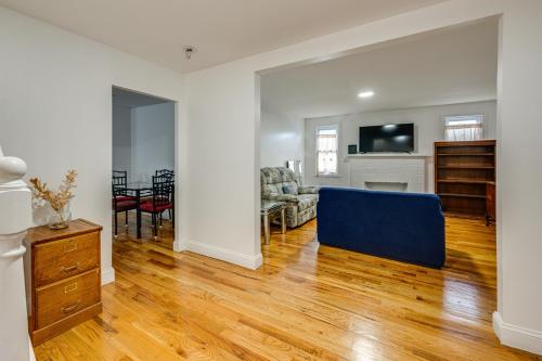 3 Mi to Nassau Coliseum Spacious Hempstead Home!にあるキッチンまたは簡易キッチン