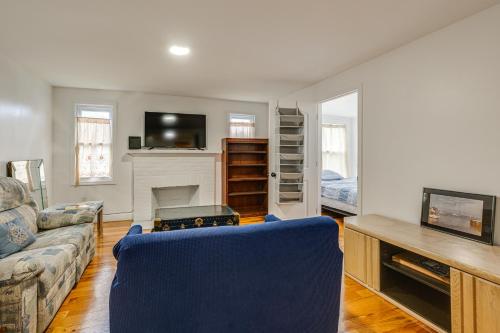 3 Mi to Nassau Coliseum Spacious Hempstead Home!にあるテレビまたはエンターテインメントセンター