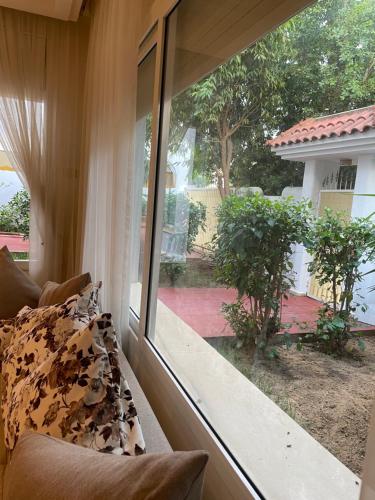 a room with a window looking out at a yard at Villa de merveilles à Ennacer2 in Ariana