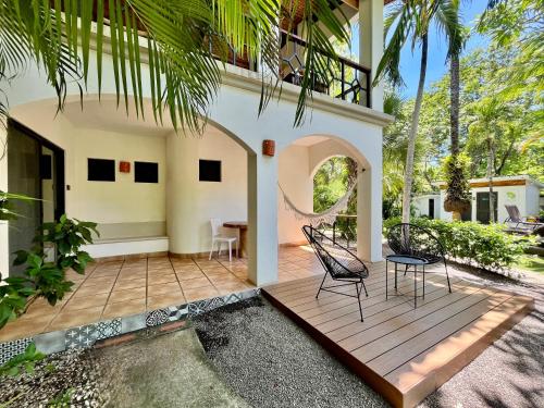 a patio with chairs and a table in a house at Hotel Cantarana in Playa Grande