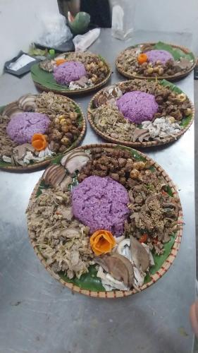 eine Gruppe von Lebensmittelplatten auf einem Tisch in der Unterkunft Trang an rice field homestay in Ninh Bình