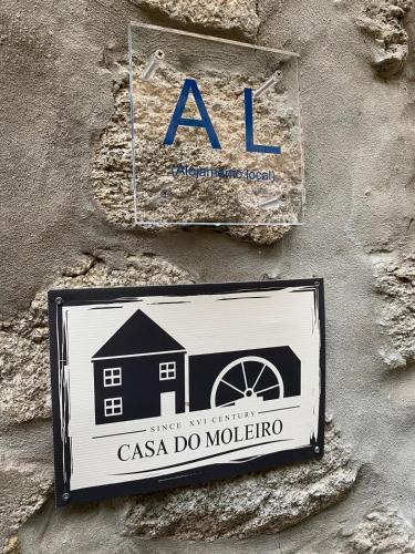 a sign on the side of a building at Moinho do Zorrão in Manteigas