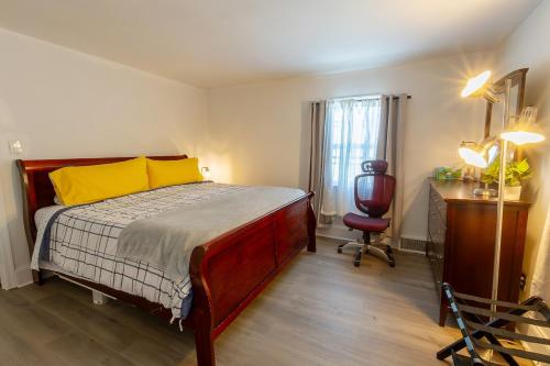 una camera da letto con un letto, una scrivania e una sedia di ComfiNook Cozy Suburb Stay Philly Airport Parking 