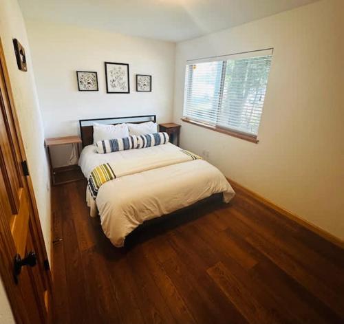 En eller flere senge i et værelse på Lewis Cabin - Boat Dock - Lake Front - Sleeps 10