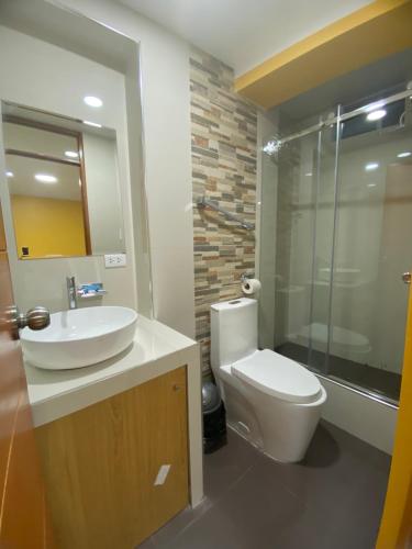 a bathroom with a toilet and a sink and a shower at Los ROYALS Hotel Huaraz in San Antonio