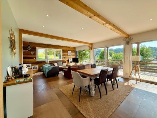 un salon avec une table et un canapé dans l'établissement Le Grand Palatinat - Prestige & vue panoramique lac, à Gérardmer