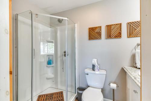 une salle de bain avec douche et toilettes dans l'établissement Home with Lake Views on Finger Lakes Wine Trail, à Penn Yan