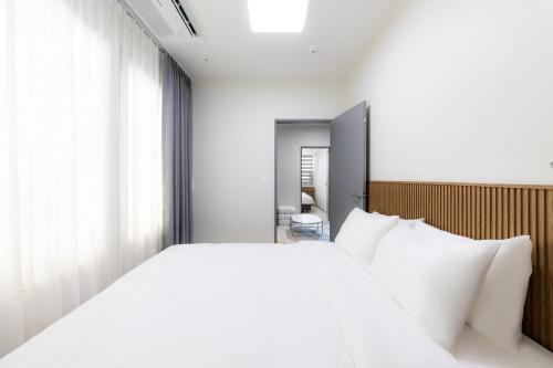 MJ Hotel Jongnoにあるベッド