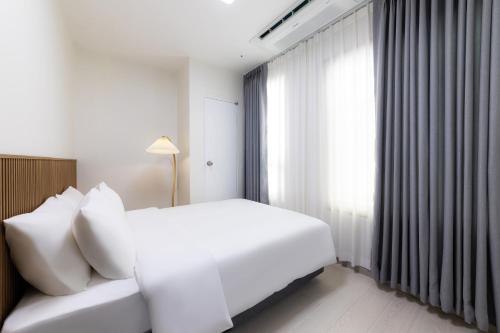 MJ Hotel Jongnoにあるベッド