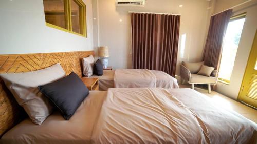 Postel nebo postele na pokoji v ubytování Bayu Hotel Lipah Beach