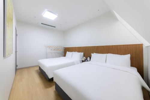 MJ Hotel Jongnoにあるベッド