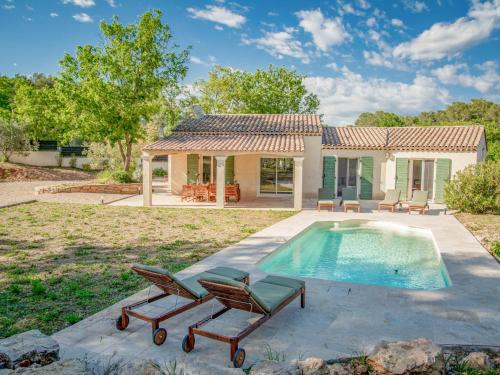 une villa avec une piscine et une maison dans l'établissement La Noura, à Trans-en-Provence