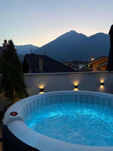 einem großen Whirlpool an der Seite eines Gebäudes in der Unterkunft Appartamento con Terrazza e Jacuzzi Privata in Domodossola