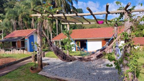 - un hamac en face d'une maison dans l'établissement Casa Bela Vista São Bento do Sapucaí - Pedra do Baú, à São Bento do Sapucaí