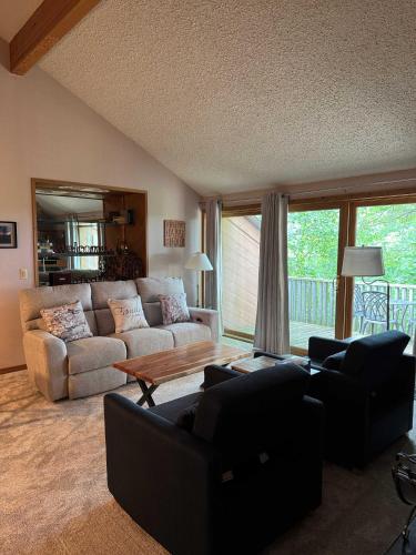 Χώρος καθιστικού στο Top Floor Luxury, Sauna, Private Pool, Lake Bellaire Beach, 5 beds, 4 full bath