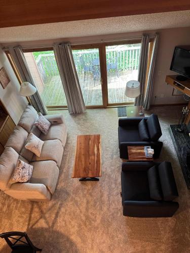 Χώρος καθιστικού στο Top Floor Luxury, Sauna, Private Pool, Lake Bellaire Beach, 5 beds, 4 full bath