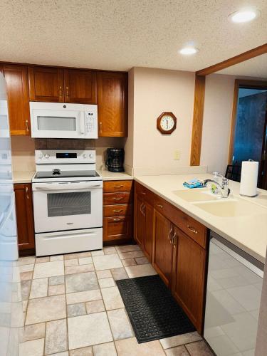 Η κουζίνα ή μικρή κουζίνα στο Top Floor Luxury, Sauna, Private Pool, Lake Bellaire Beach, 5 beds, 4 full bath