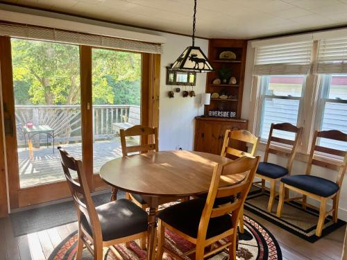 Fotografie z fotogalerie ubytování Moose Riverside Bungalow 3BR Home Old Forge NY v destinaci Old Forge
