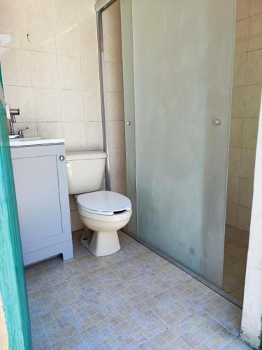 Un baño de Hospedaje Castillo