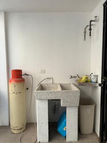 ein Bad mit einem Waschbecken und einem Wasserkocher in der Unterkunft Casa Ceiba-Hospital Angeles in Culiacán Rosales