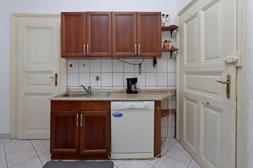 Apartments with parking space Rijeka - 24396