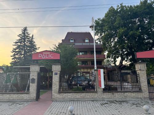 Το κτήριο όπου στεγάζεται  το διαμέρισμα