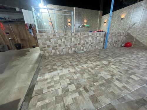 a bathroom with a tile floor and a shower at Casa cidade nova in Ananindeua