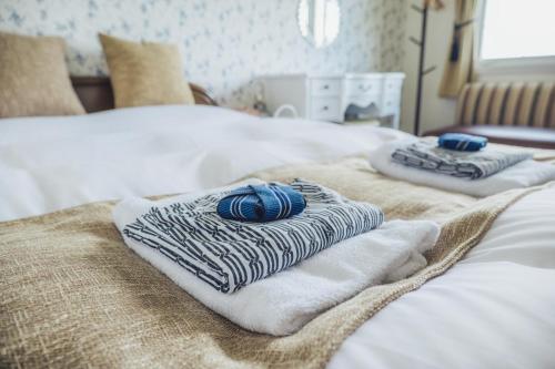 two towels are sitting on top of a bed at 伊豆集 Episode IZU in Ito