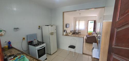 eine Küche mit einem weißen Kühlschrank und einer Spüle in der Unterkunft casa dois quartos completa em saquarema, barra nova in Saquarema