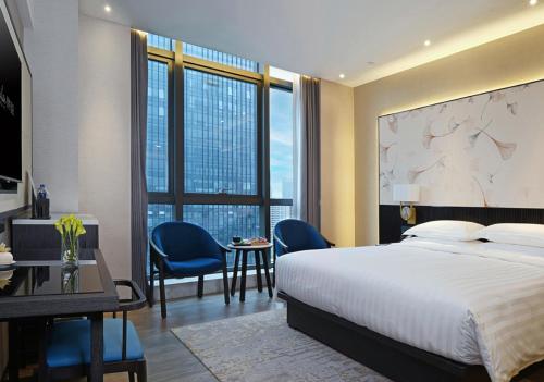 Postel nebo postele na pokoji v ubytování Zhuhai Langyue Hotel