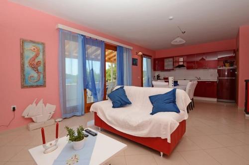 une chambre avec un lit avec des oreillers bleus dessus dans l'établissement Seaside holiday house Prizba, Korcula - 24637, à Blato