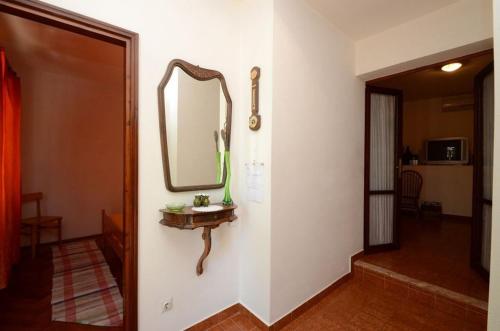 un couloir avec un miroir mural dans l'établissement Seaside holiday house Prizba, Korcula - 24637, à Blato