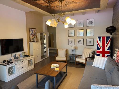 TV a/nebo společenská místnost v ubytování Lakeview Apartment
