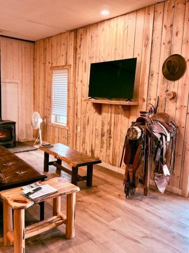 Μια τηλεόραση ή/και κέντρο ψυχαγωγίας στο Sheep Creek Ranch Apartment