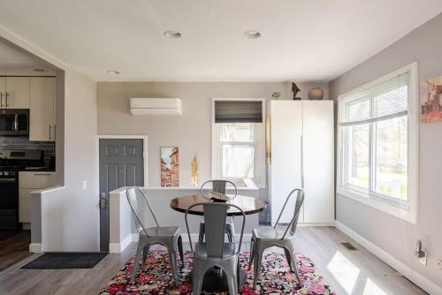 eine Küche und ein Esszimmer mit Tisch und Stühlen in der Unterkunft Corporate insurance or family vacation in Wolverine lake in Walled Lake