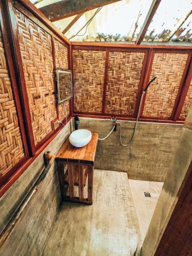 Bilik mandi di Beachfront Hostel
