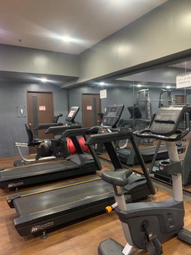 Fitness centrum a/nebo fitness zařízení v ubytování Suite Escapes Brenthill Baguio