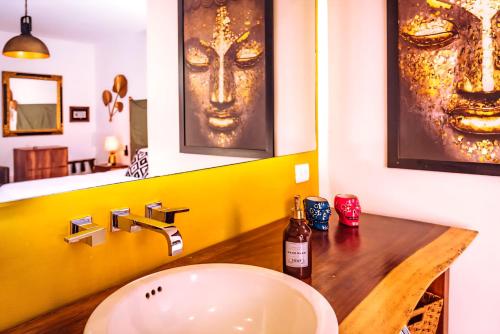 un bagno con lavandino e specchio di Villa Kiin con piscina privada a 300 metros del mar a Playa del Carmen