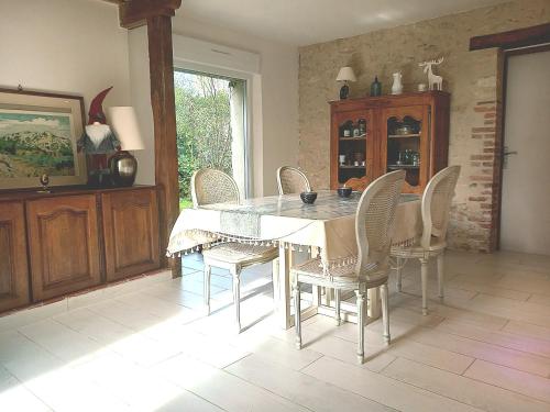 une salle à manger avec une table et des chaises dans l'établissement Moulin en bord de rivière - logement entier, à Chevillon-sur-Huillard