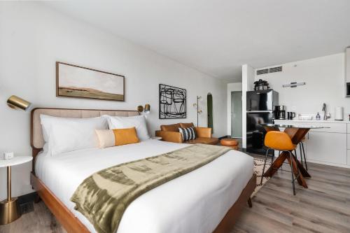 um quarto com uma cama grande e uma cozinha em Lodgeur Upper Kirby, Houston - Close to Greenway Plaza, Galleria, Montrose em Houston